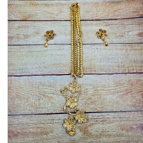 Necklace set Flower Design with Earrings. - Image 4